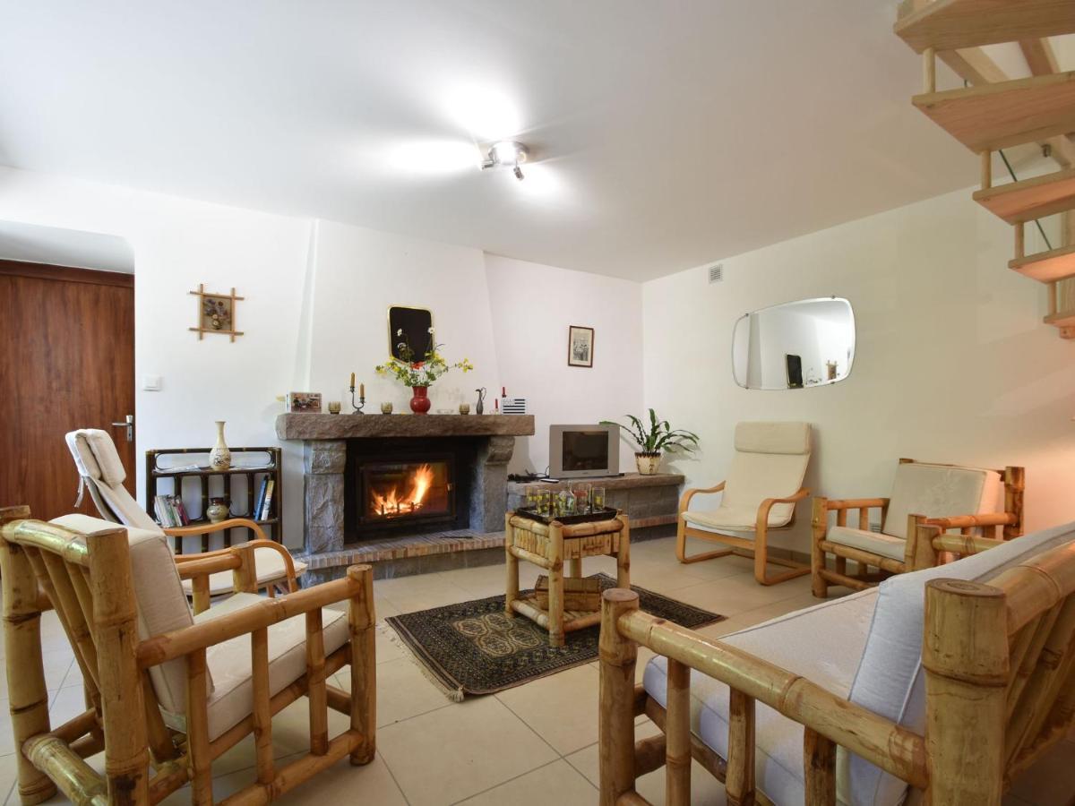 Superb Holiday Home With Private Garden Yvias 외부 사진