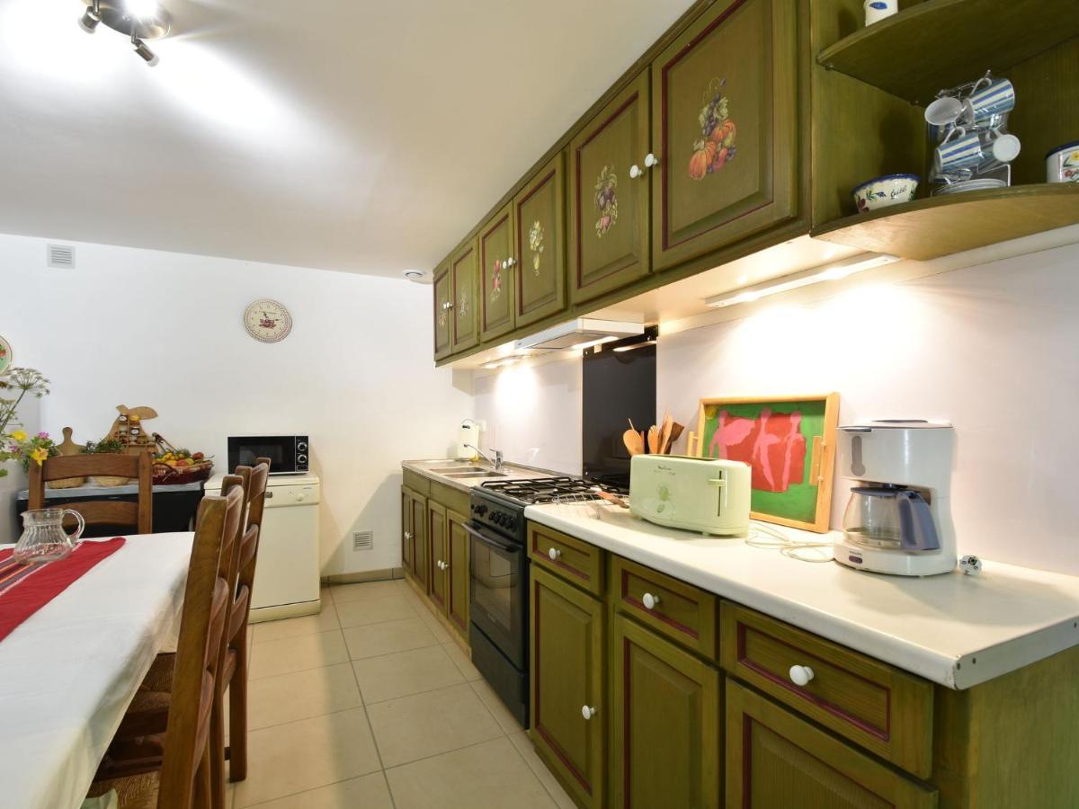 Superb Holiday Home With Private Garden Yvias 외부 사진