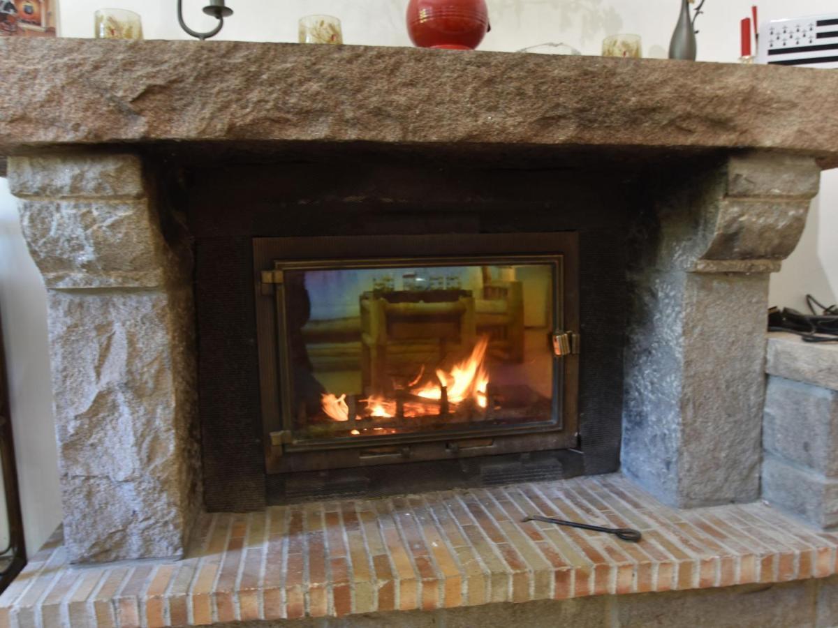 Superb Holiday Home With Private Garden Yvias 외부 사진