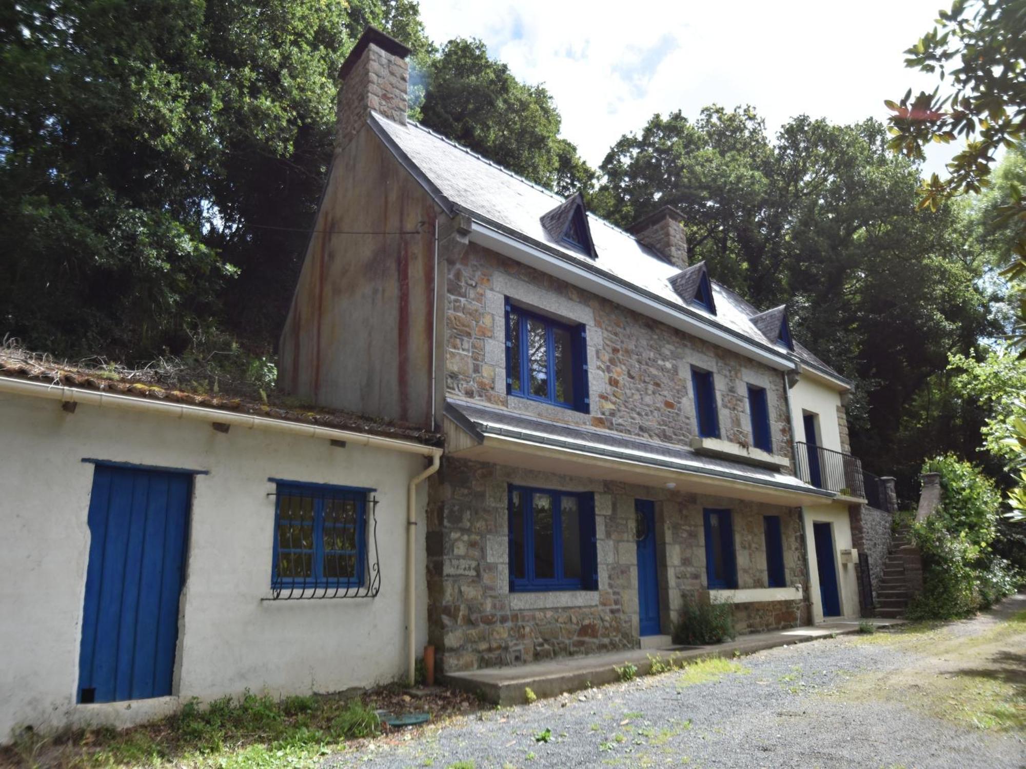 Superb Holiday Home With Private Garden Yvias 외부 사진