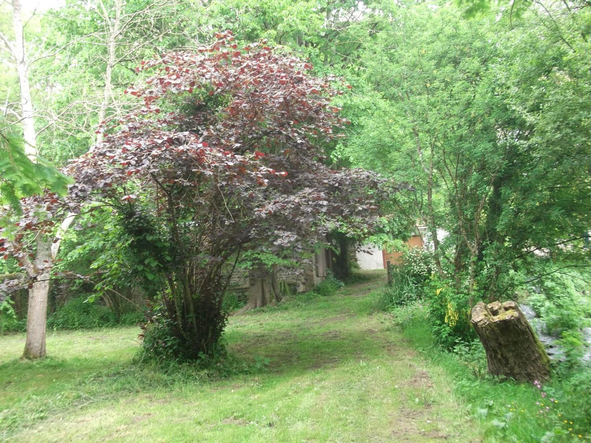 Superb Holiday Home With Private Garden Yvias 외부 사진