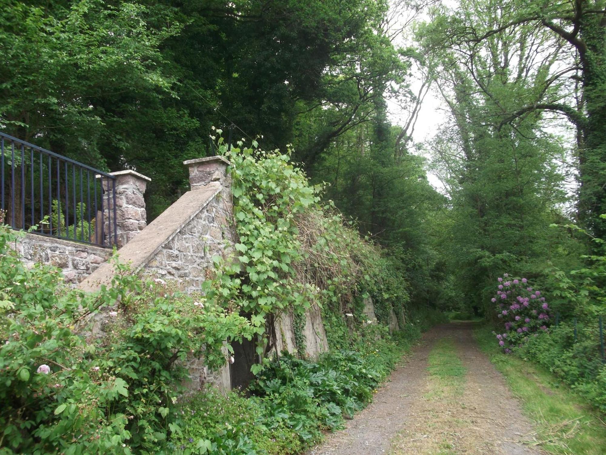 Superb Holiday Home With Private Garden Yvias 외부 사진