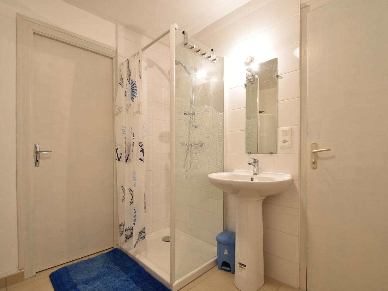 Superb Holiday Home With Private Garden Yvias 외부 사진