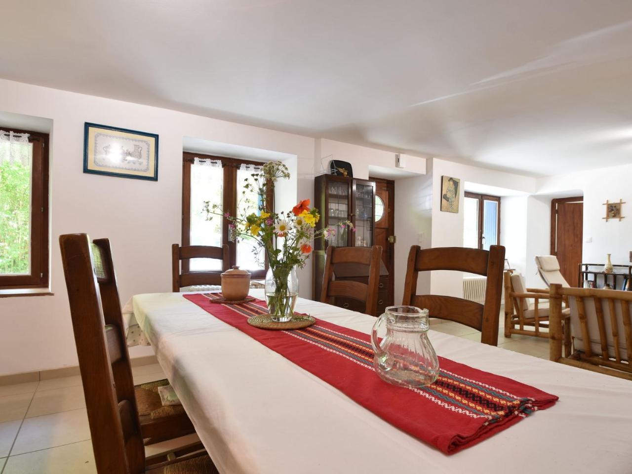 Superb Holiday Home With Private Garden Yvias 외부 사진