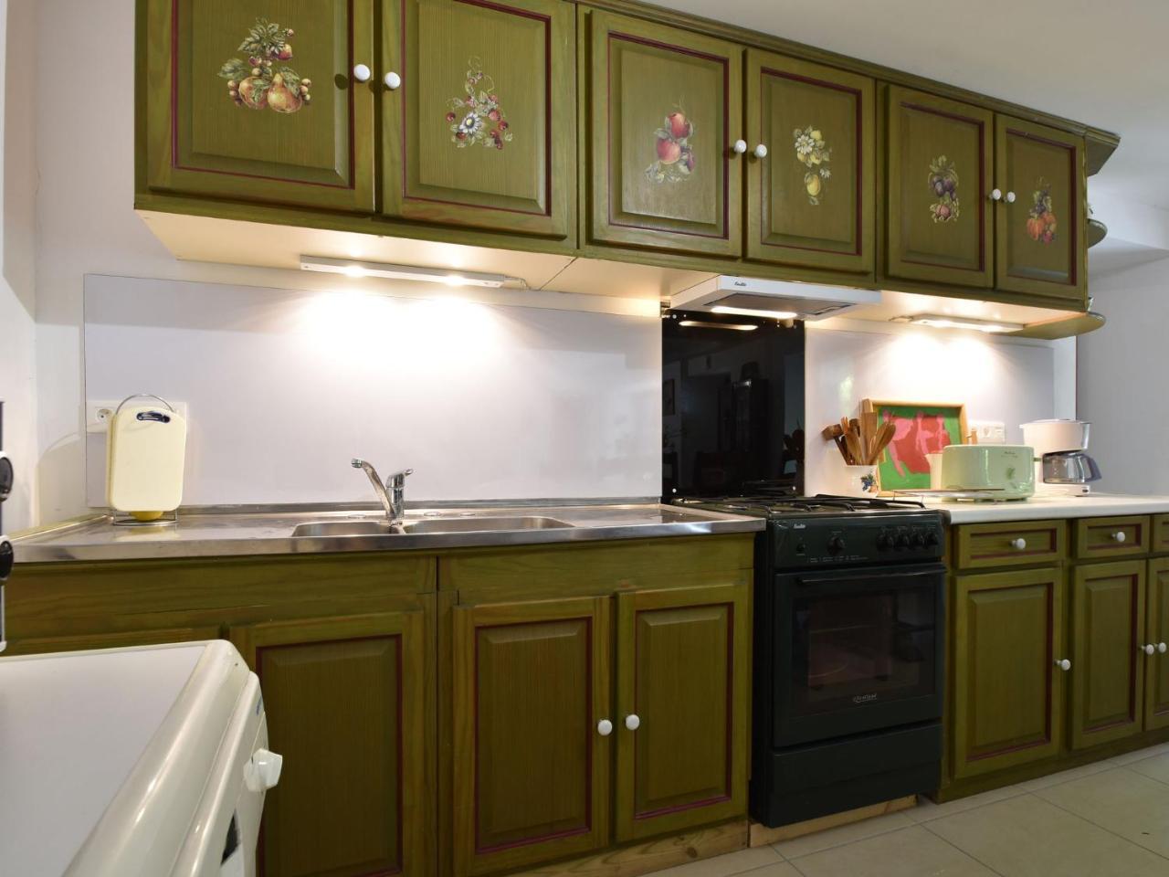 Superb Holiday Home With Private Garden Yvias 외부 사진