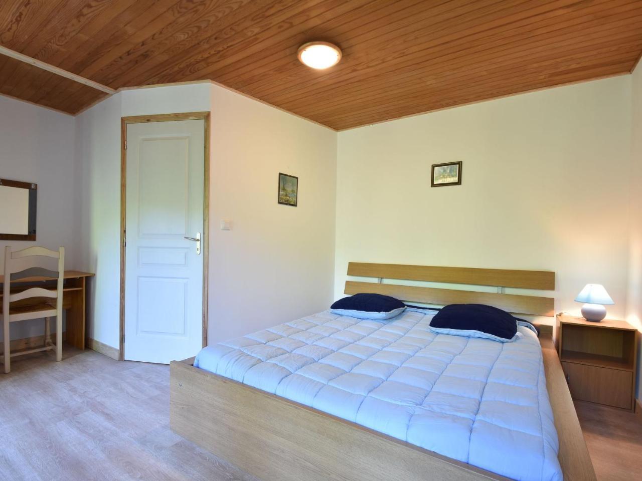 Superb Holiday Home With Private Garden Yvias 외부 사진
